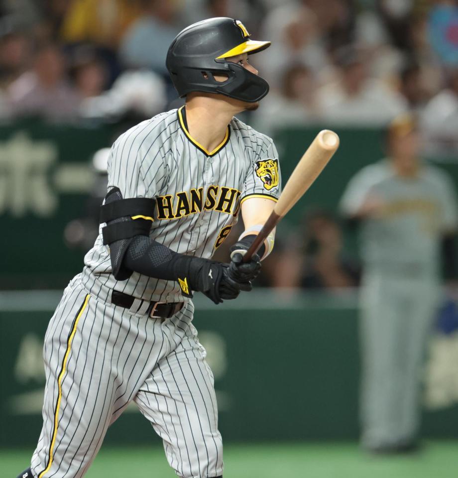 　２回、右中間に先制ソロを放つ佐藤輝（撮影・吉澤敬太）