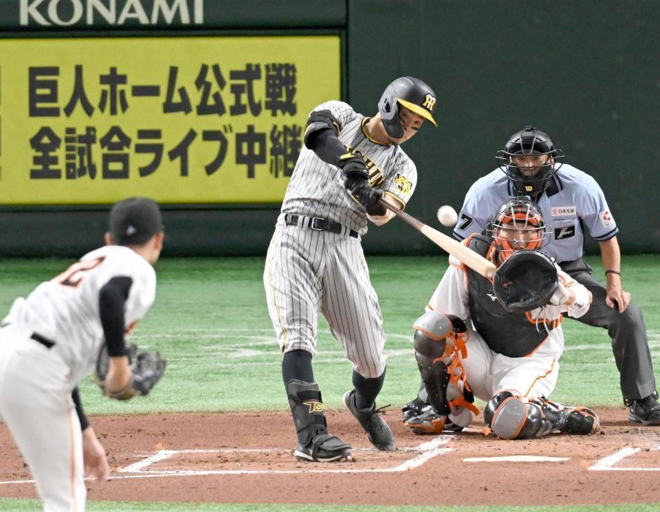 　２回、中越えに先制ソロを放つ佐藤輝（撮影・金田祐二）