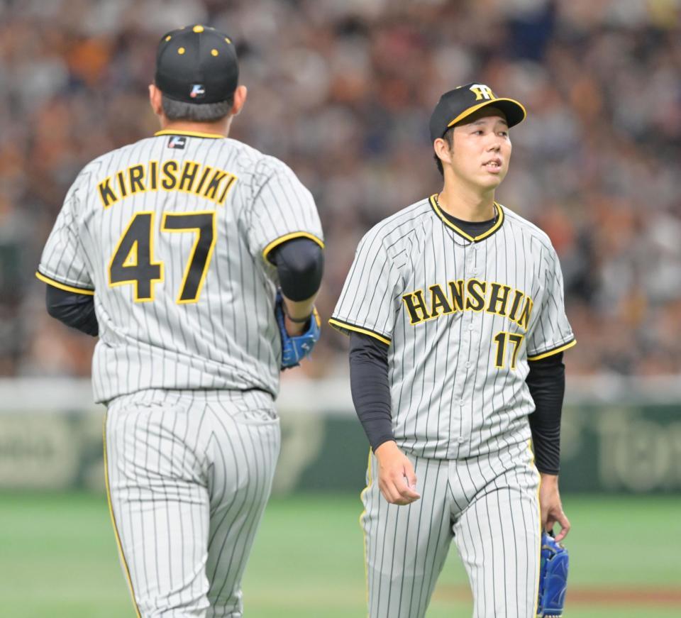 　６回、丸を迎えたところで桐敷（左）と交代する青柳（撮影・立川洋一郎）