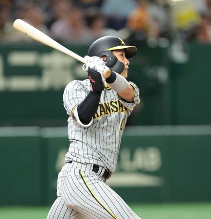 　７回、右越えに満塁弾をたたき込む木浪