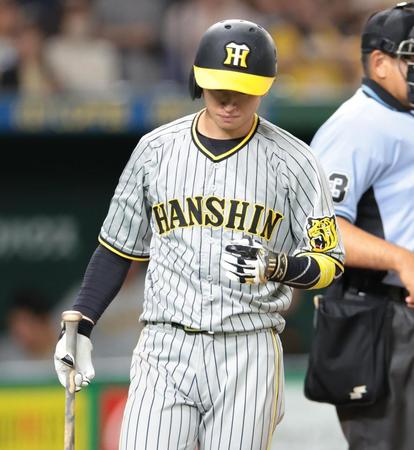 　３回、死球を受け一塁へ向かう近本（撮影・吉澤敬太）