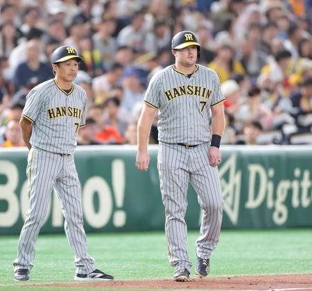 　２回、佐藤輝の先制打で三進したノイジー（右）＝撮影・吉澤敬太