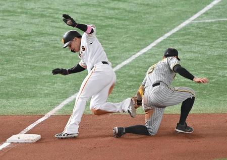 　７回、長野の二塁ゴロで、三進した丸（左）に佐藤輝がタッチもセーフの判定（撮影・西岡正）