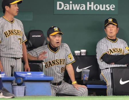 　７回、長野の二ゴロで三進した丸の三塁タッチプレーに関してリクエストするも、判定通りセーフとなり驚く岡田監督（中央）＝撮影・吉澤敬太