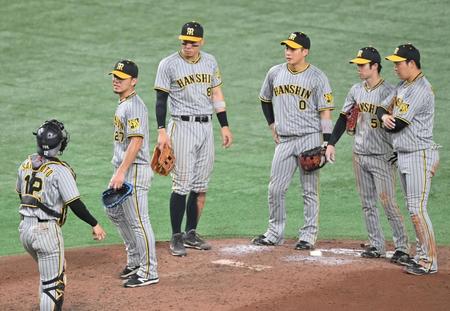　８回途中、４失点で降板する伊藤将（左から２人目）＝撮影・西岡正