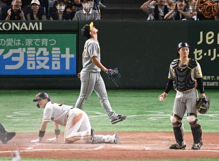 　８回、岡本和の適時打で勝ち越しを許しがっくりの伊藤将（撮影・金田祐二）