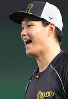 　笑顔で練習する森下（撮影・吉澤敬太）