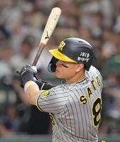 　２回、左前へ先制適時打を放つ佐藤輝（撮影・立川洋一郎）