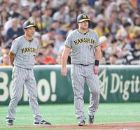 　２回、佐藤輝の先制打で三進したノイジー（右）＝撮影・吉澤敬太