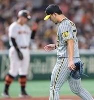 　８回、岡本和（左）らに適時打を浴び、降板する伊藤将（撮影・吉澤敬太）
