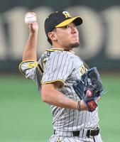 　巨人打線を相手に力投する伊藤将（撮影・西岡正）