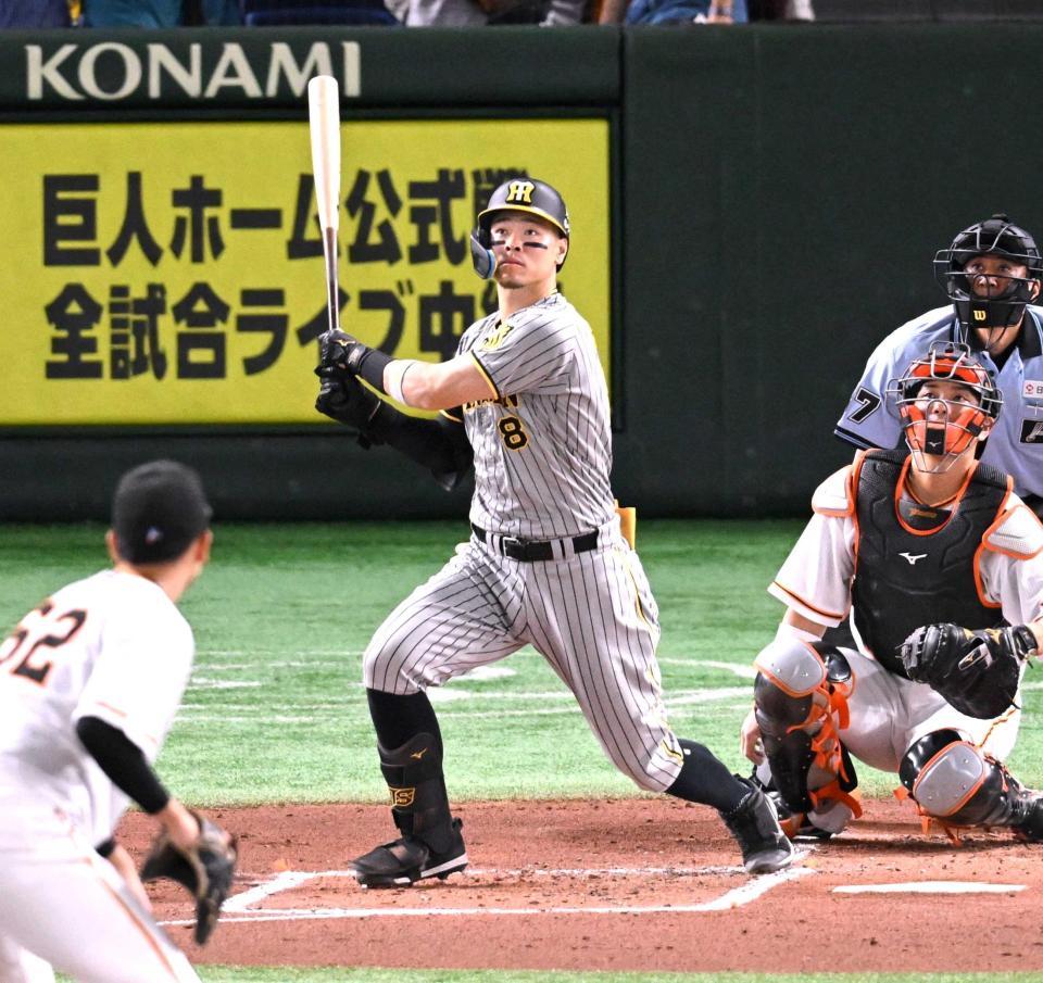 　２回、先制１５号ソロを放つ佐藤輝（撮影・金田祐二）