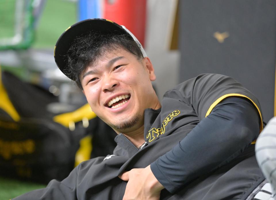 　明るい表情を見せてウオーミングアップする佐藤輝（撮影・立川洋一郎）