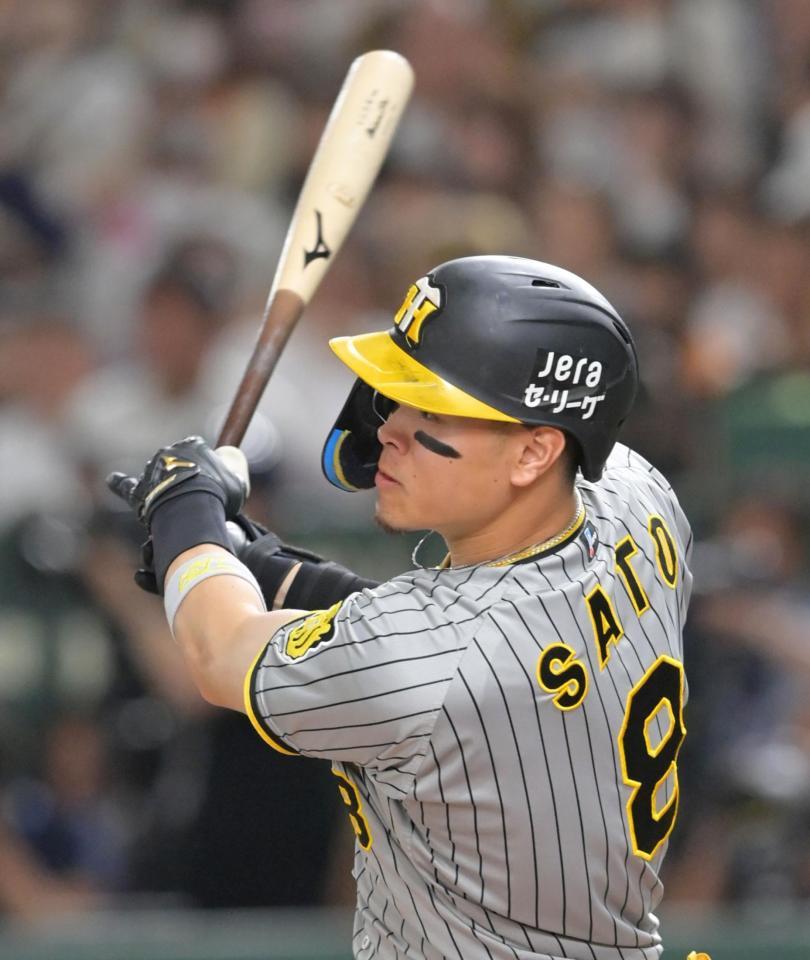 　２回、左前へ先制適時打を放つ佐藤輝（撮影・立川洋一郎）