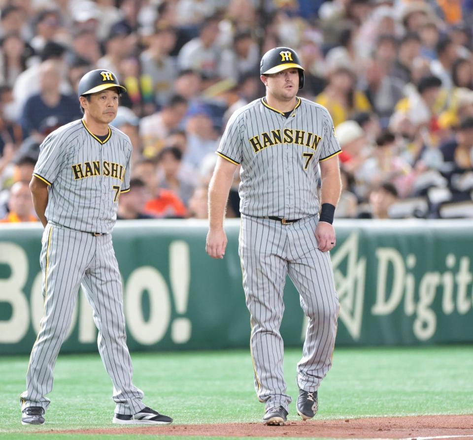 　２回、佐藤輝の先制打で三進したノイジー（右）＝撮影・吉澤敬太