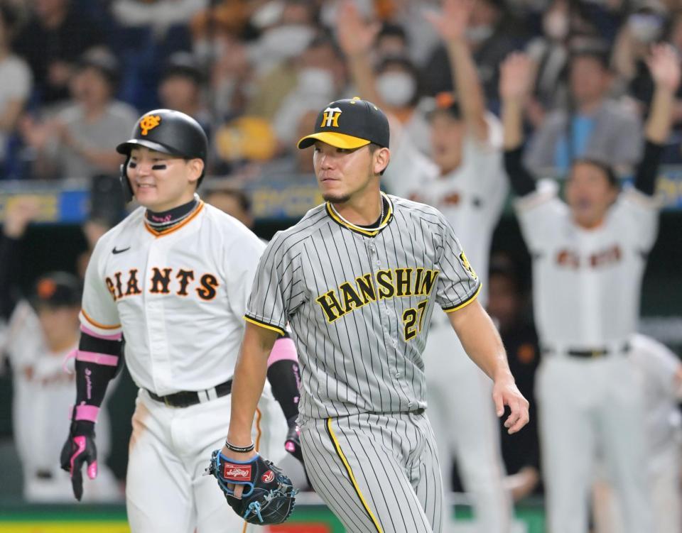 　８回、岡本和に適時打を打たれて勝ち越しを許す伊藤将（撮影・立川洋一郎）