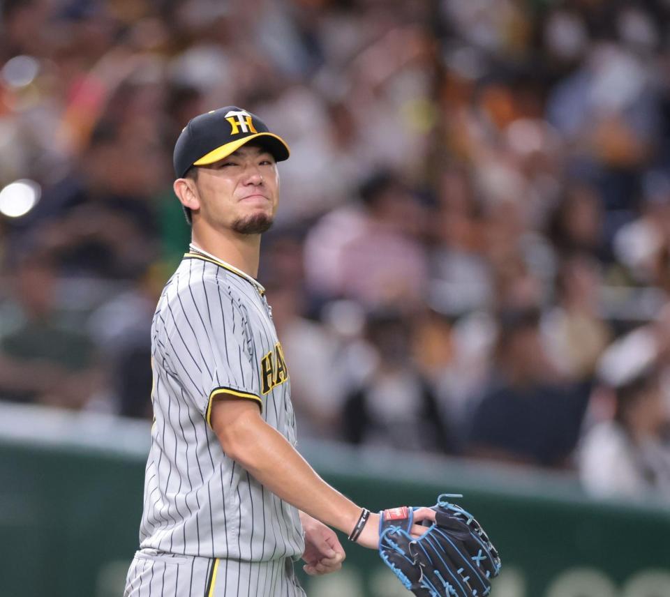 　８回、岡本和に勝ち越し打を打たれ、顔をしかめる伊藤将（撮影・吉澤敬太）