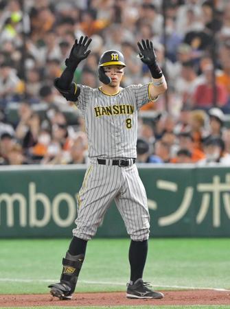 　２回、左前へ先制適時打を放ち、ベンチへ向かってポーズする佐藤輝（撮影・立川洋一郎）