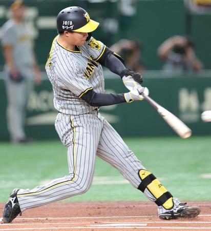 　１回、左飛に倒れる森下（撮影・吉澤敬太）