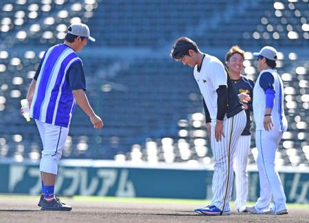 　亜大の先輩である山崎（左）にあいさつをする岡留。後方では東洋大の村上と上茶谷が談笑する（撮影・中田匡峻）