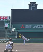 　マウンドを使い、投球練習をする大竹（撮影・中田匡峻）