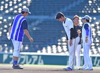 　亜大の先輩である山崎（左）にあいさつをする岡留。後方では東洋大の村上と上茶谷が談笑する（撮影・中田匡峻）