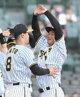 　試合前、佐藤輝（左）に脇腹を揉まれる森下（撮影・高部洋祐）