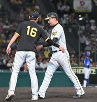 　９回、降板する岩崎。左は出迎える西勇（撮影・高部洋祐）