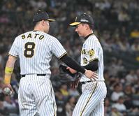 　９回、降板する岩崎。左は出迎える佐藤輝（撮影・高部洋祐）