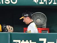 　９回、ＫＯされた岩崎はベンチ裏に下がる（撮影・中田匡峻）