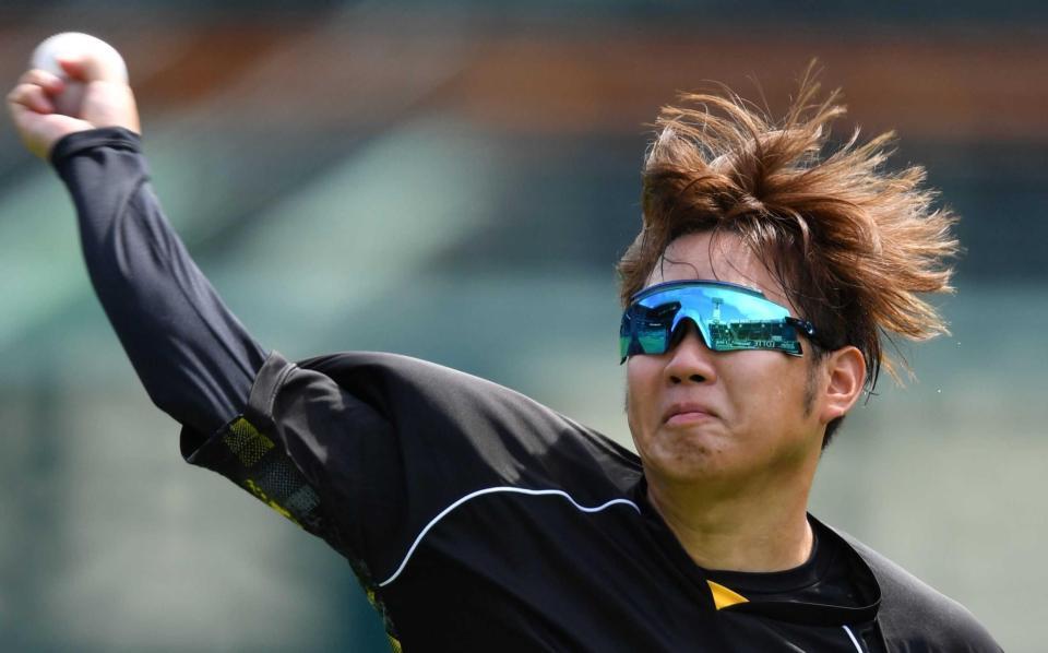 　キャッチボールをする西勇（撮影・中田匡峻）