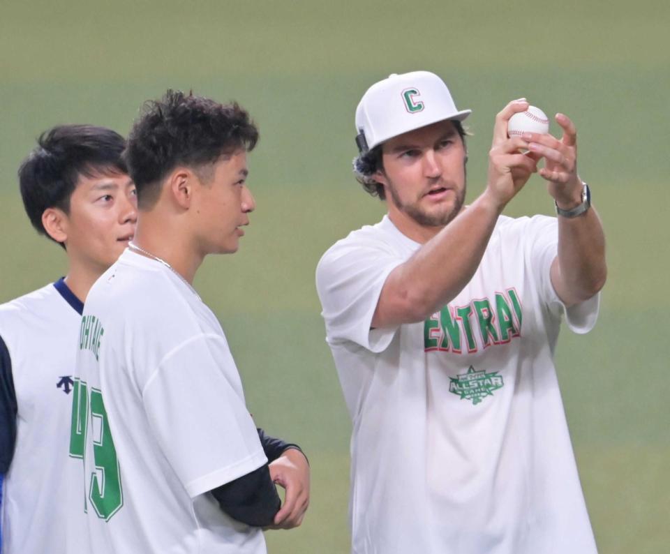 　オールスターでバウアー（右）から変化球の握りについてアドバイスを受ける＝２３年７月