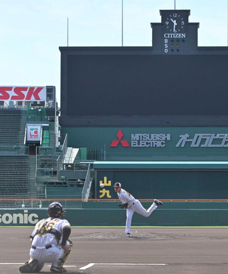 　マウンドを使い、投球練習をする大竹（撮影・中田匡峻）