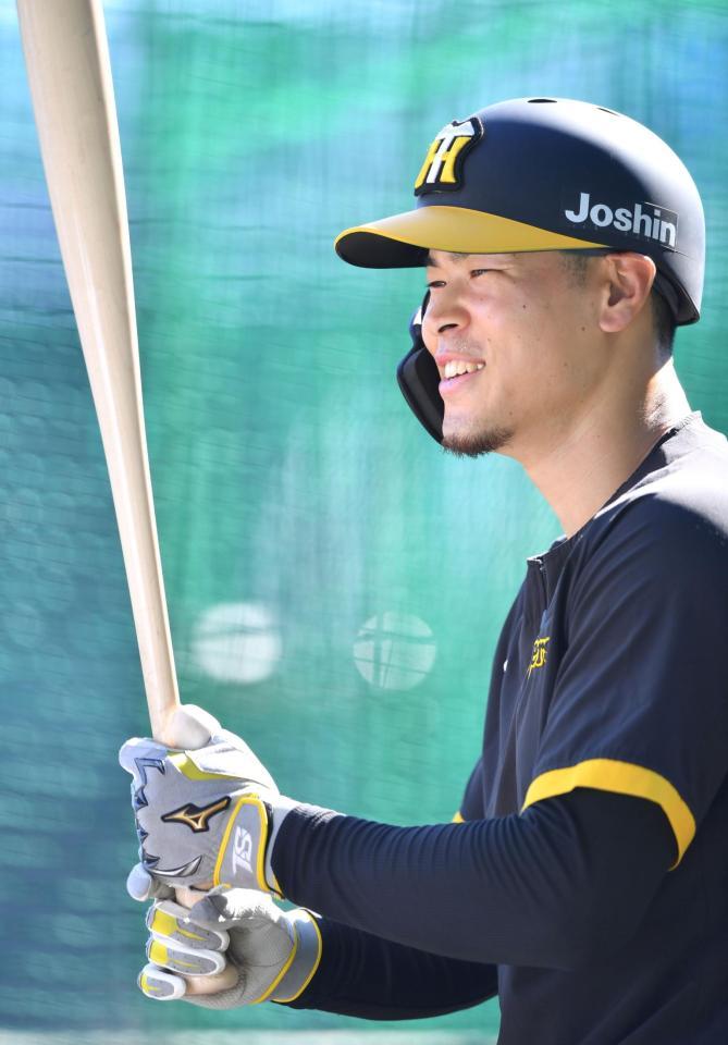 　バットを手に笑顔の佐藤輝（撮影・中田匡峻）