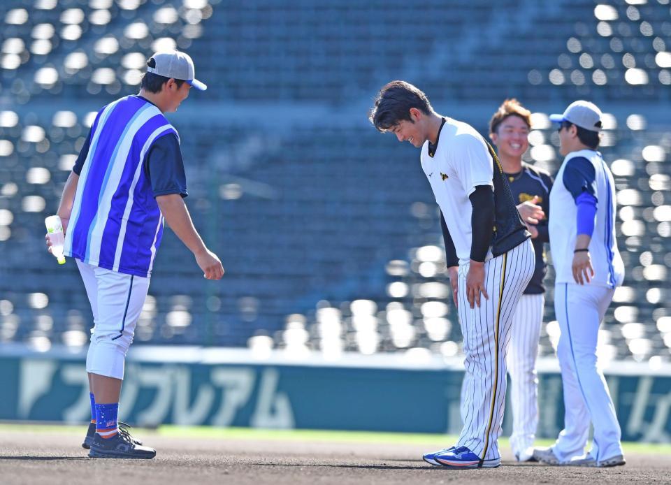 　亜大の先輩である山崎（左）にあいさつをする岡留。後方では東洋大の村上と上茶谷が談笑する（撮影・中田匡峻）