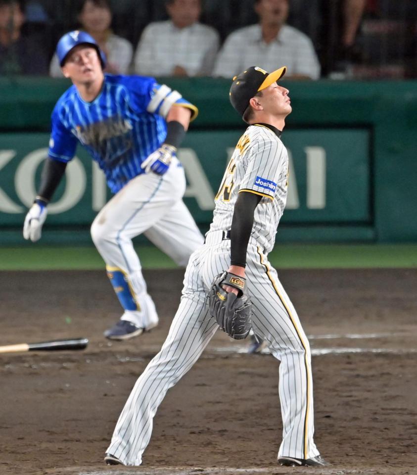 　９回、牧に勝ち越しソロを浴びる岩崎（撮影・立川洋一郎）