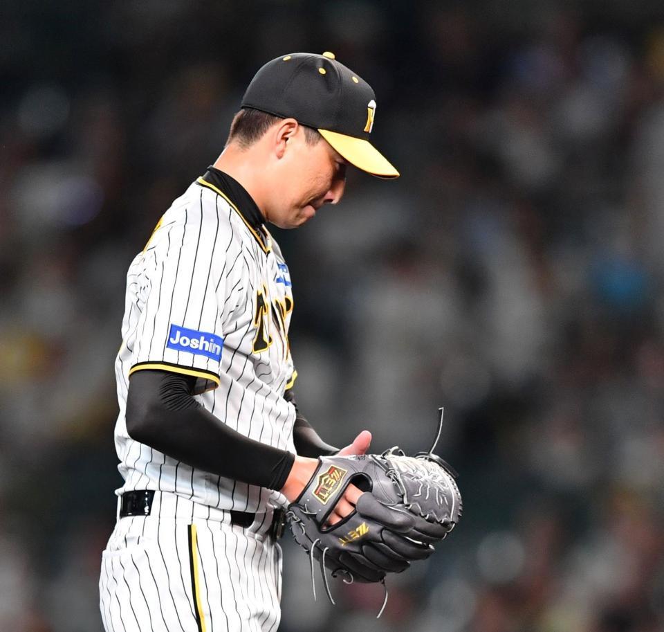 　９回、牧に勝ち越しソロを浴びた岩崎（撮影・中田匡峻）