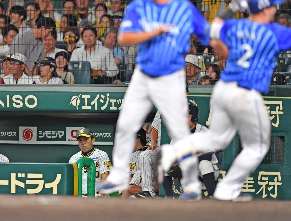 　９回、牧（２）が勝ち越しソロを放ち、ベンチで厳しい表情を見せる岡田監督（撮影・中田匡峻）