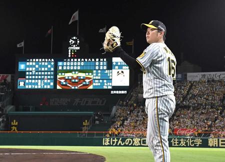 　６回、ゼロが並ぶスコアボードを背に、黙々と投球練習を続ける西勇（撮影・高部洋祐）