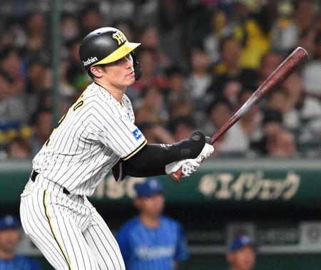 　８回、先制打を放つ坂本