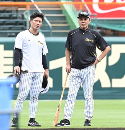 　試合前、坂本（左）と話す岡田監督（撮影・高部洋祐）