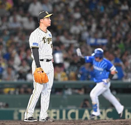 　６回、牧（右）に勝ち越し３ランを浴びる大竹（撮影・高部洋祐）