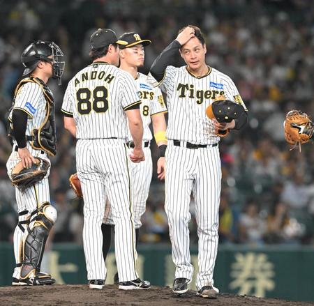 　６回途中、降板する大竹（右）＝撮影・高部洋祐