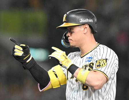 　６回、適時打を放ちポーズを決める佐藤輝（撮影・高部洋祐）