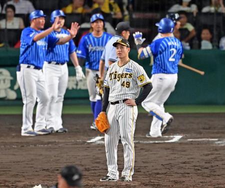 　６回、牧（２）に勝ち越し３ランを浴びて肩を落とす大竹（撮影・立川洋一郎）