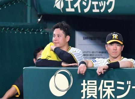 　６回、牧に勝ち越し３ランを浴び、降板となった大竹（左）＝撮影・中田匡峻