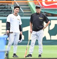 　試合前、坂本（左）と話す岡田監督（撮影・高部洋祐）