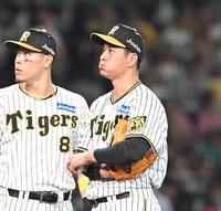 　６回途中、降板を告げられ、厳しい表情を見せる大竹（右）＝撮影・高部洋祐