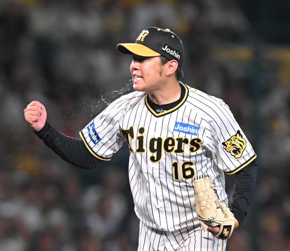 　７回、京田を三振に仕留め、ガッツポーズを決める西勇（撮影・高部洋祐）