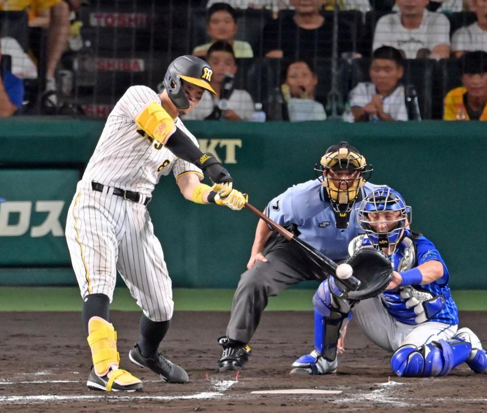 　６回、左前へ適時打を放つ佐藤輝（撮影・立川洋一郎）